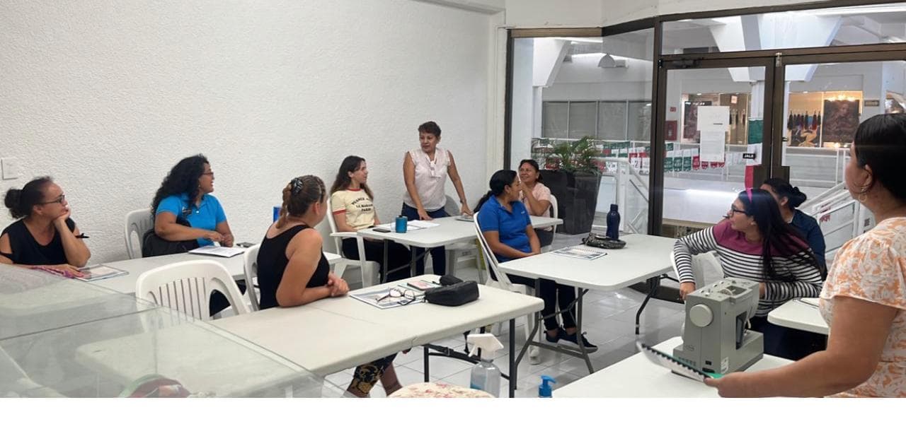Sesión teórica con la maestra explicando técnicas a un grupo de alumnas