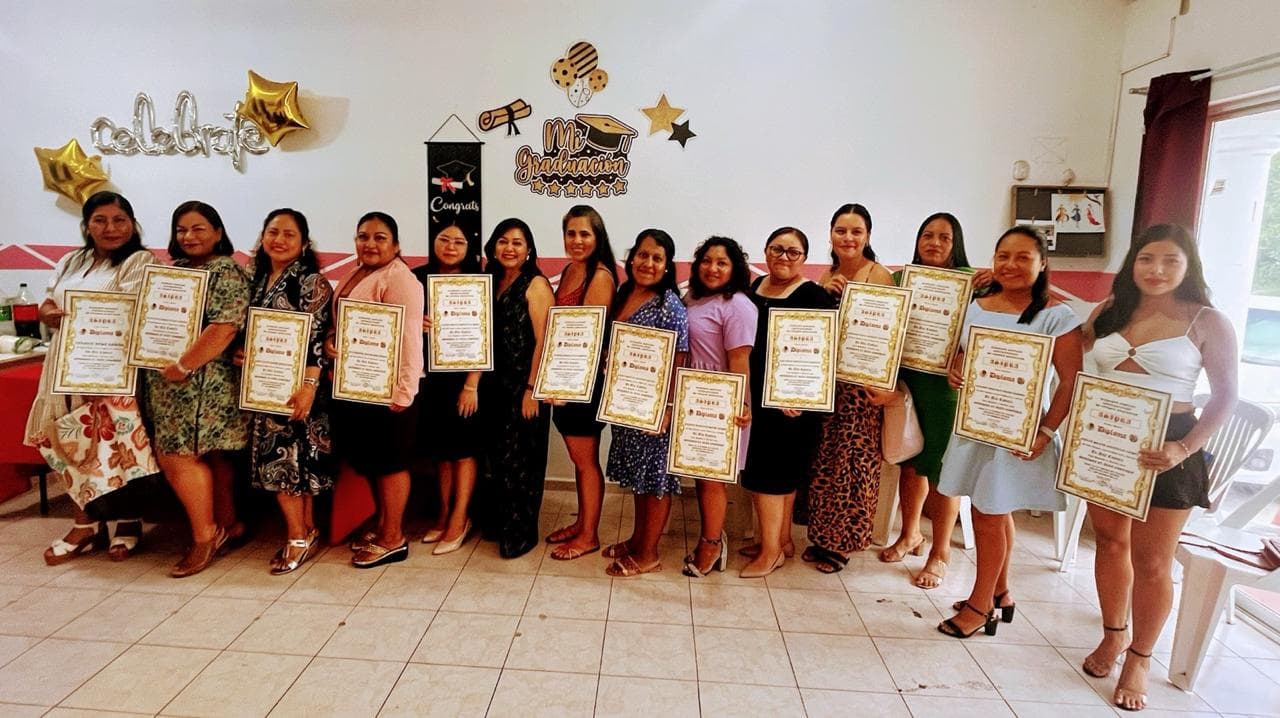 Generación completa de alumnas con sus diplomas bajo el cartel "Mi Graduación"