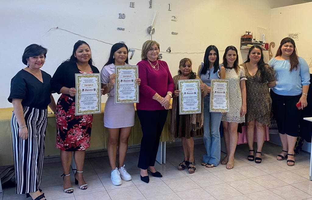 Alumnas graduadas con sus diplomas junto a la directora de Asipra