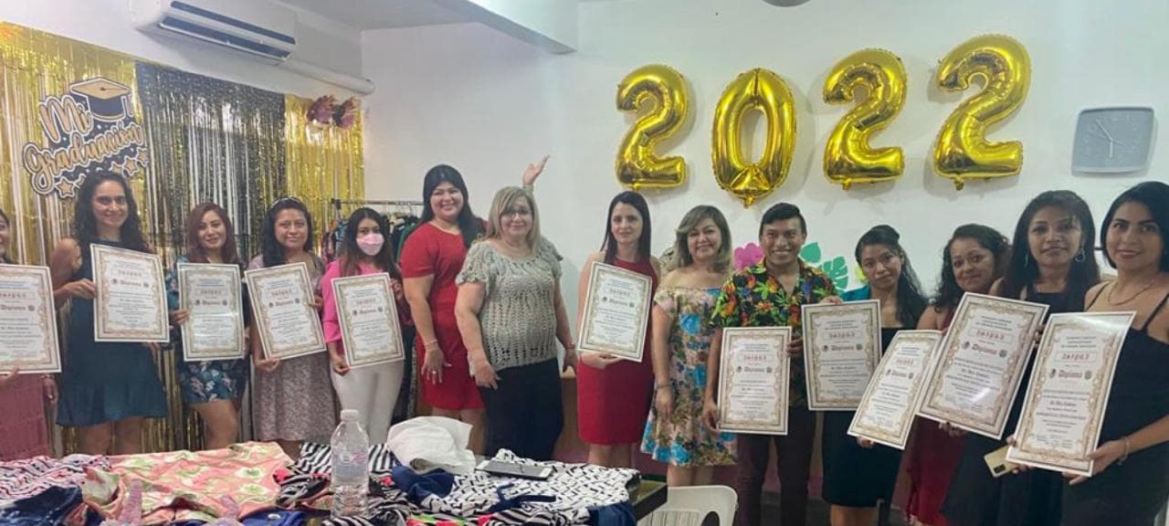 Generación completa con diplomas y prendas confeccionadas en exposición