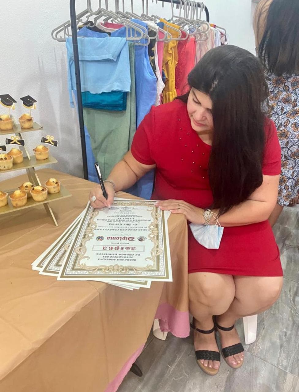 Firma de diplomas oficiales el día de la graduación