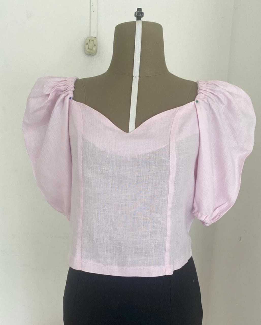 Blusa rosa de lino con mangas abullonadas confeccionada por alumna