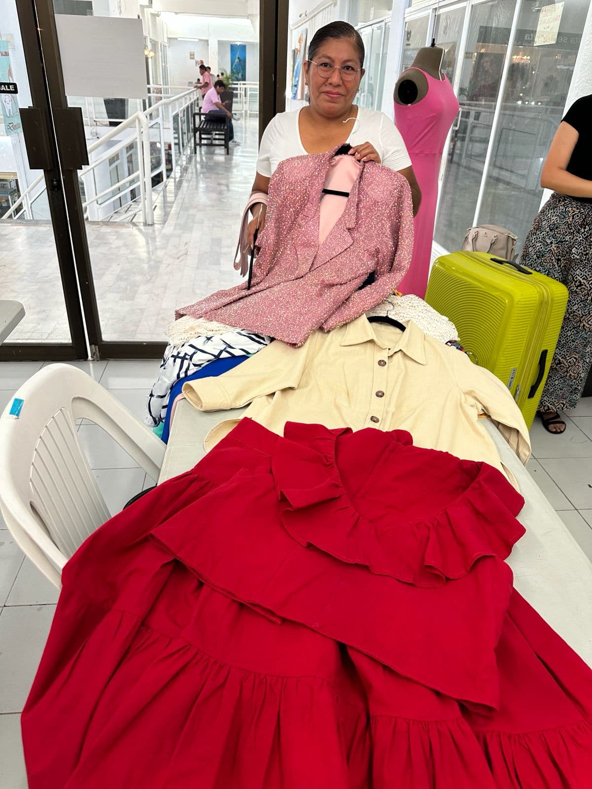Exposición de prendas de alumnas en plaza comercial