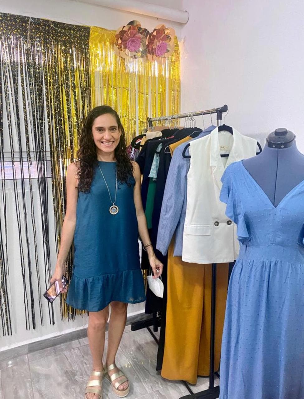 Alumna presentando su colección de prendas con vestido azul en maniquí