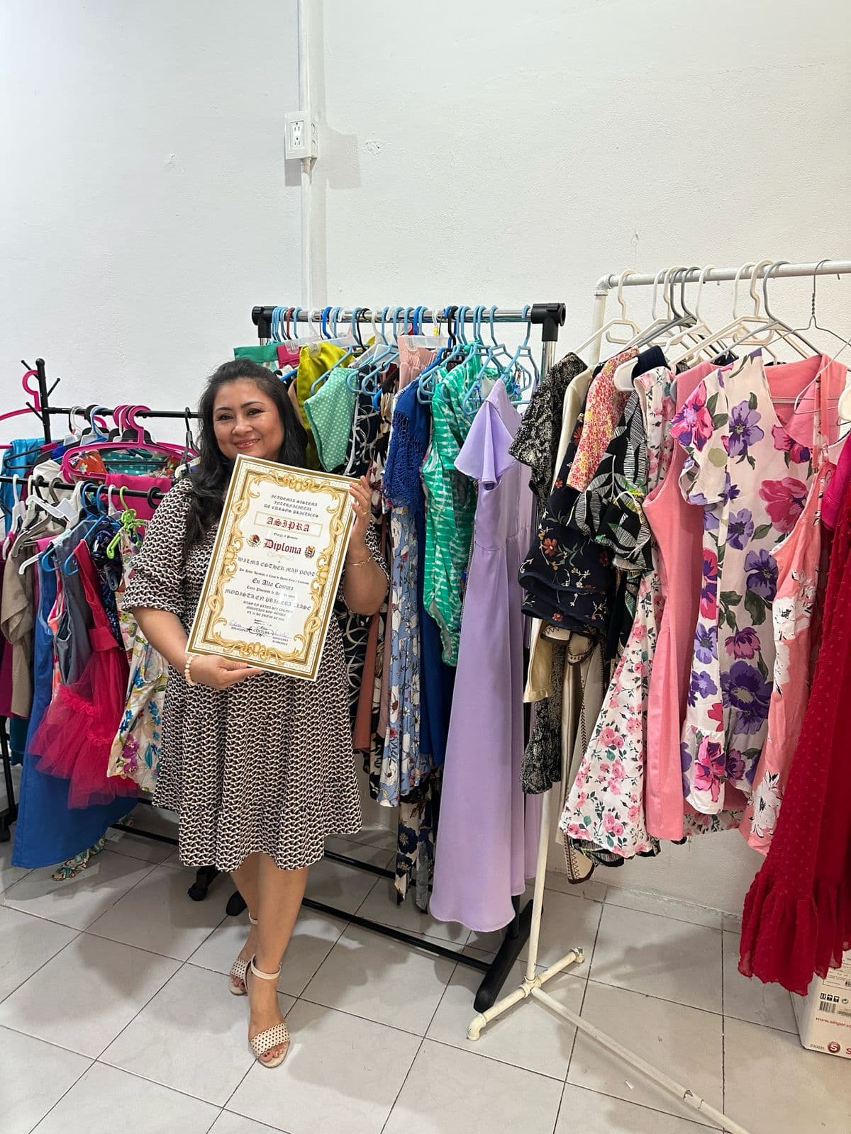 Perchero con vestidos terminados por las alumnas del curso