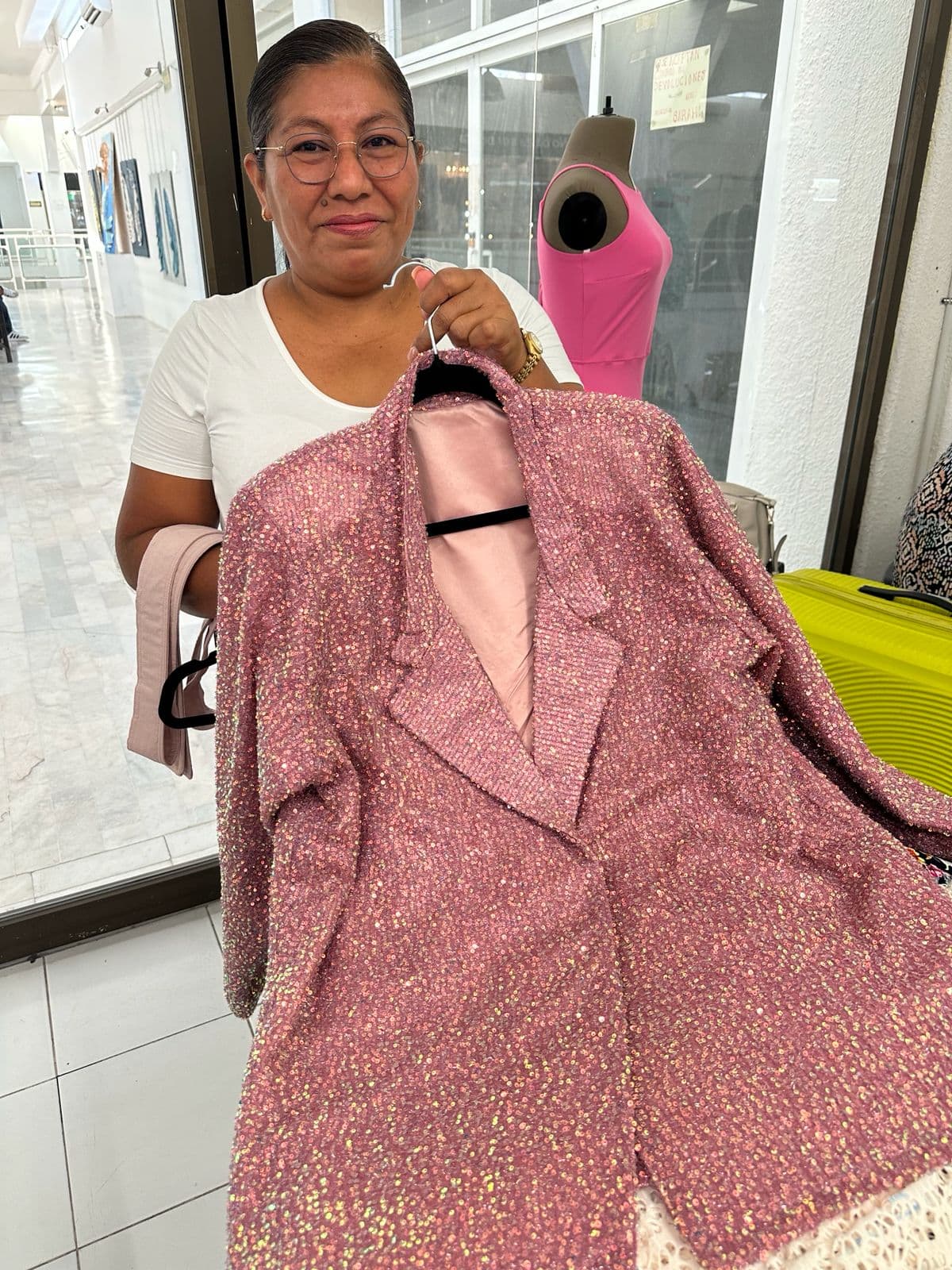 Saco rosa con brillos confeccionado por alumna