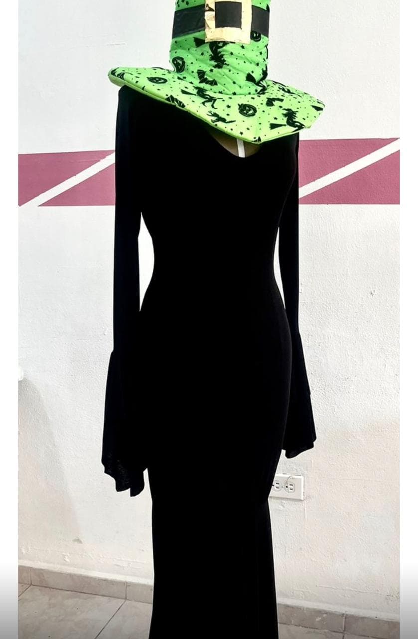 Vestido temático de Halloween con cuello verde decorado