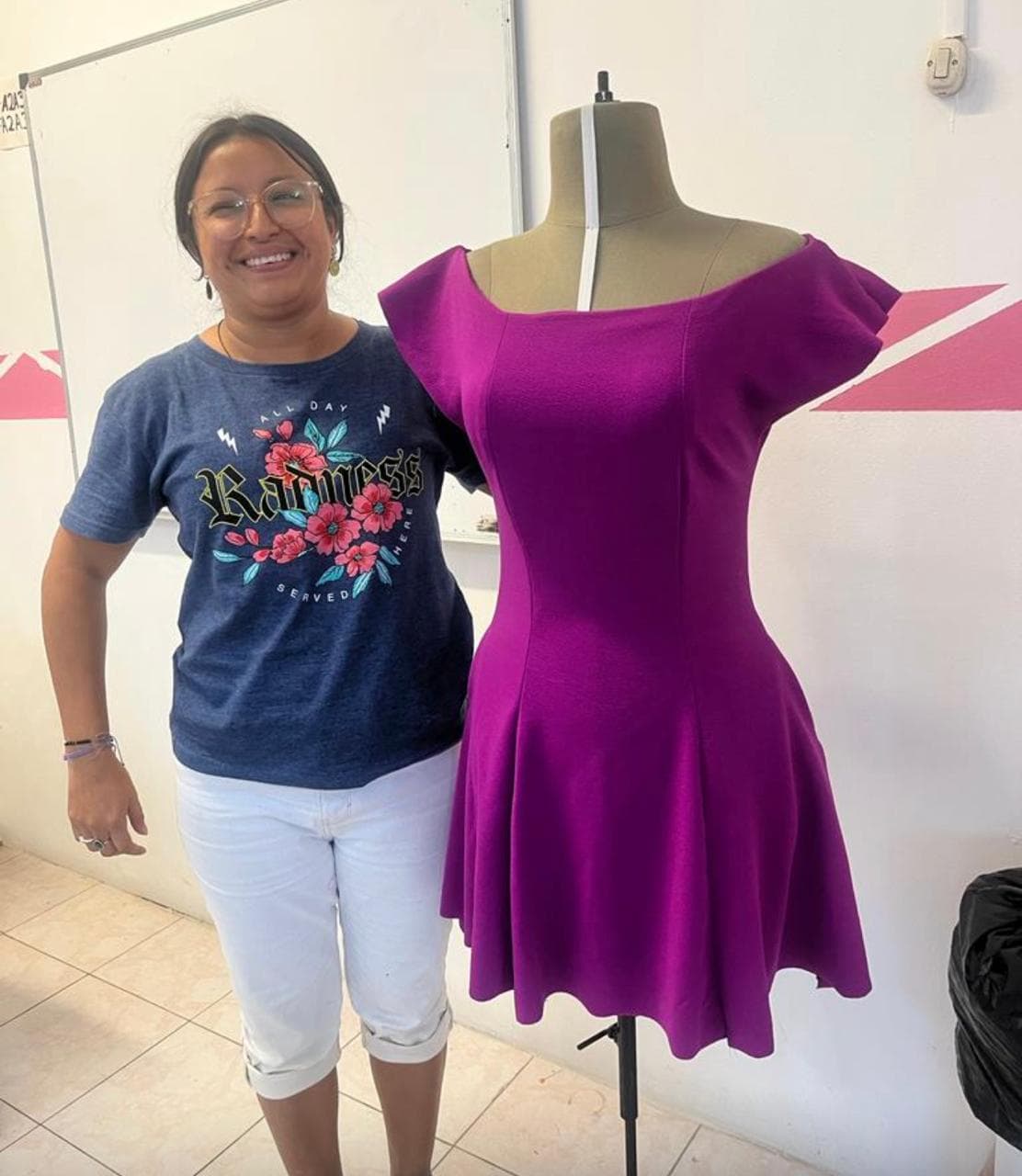 Vestido magenta entallado con vuelo en maniquí, presentado por su autora
