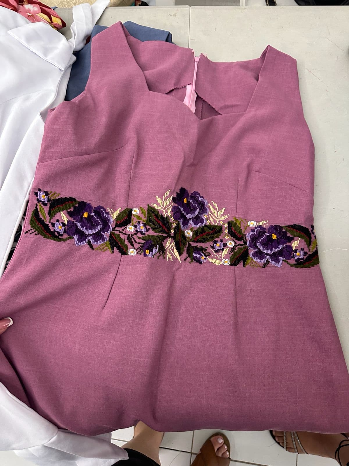 Vestido morado con bordado floral hecho a mano