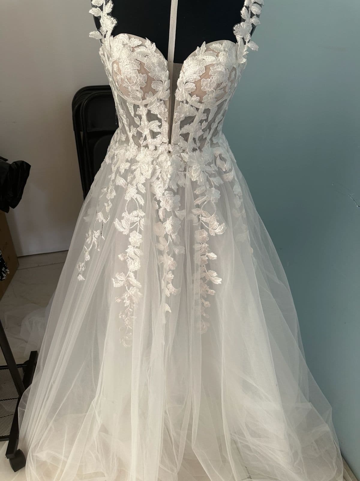 Vestido de novia en tul con encaje floral confeccionado por alumna