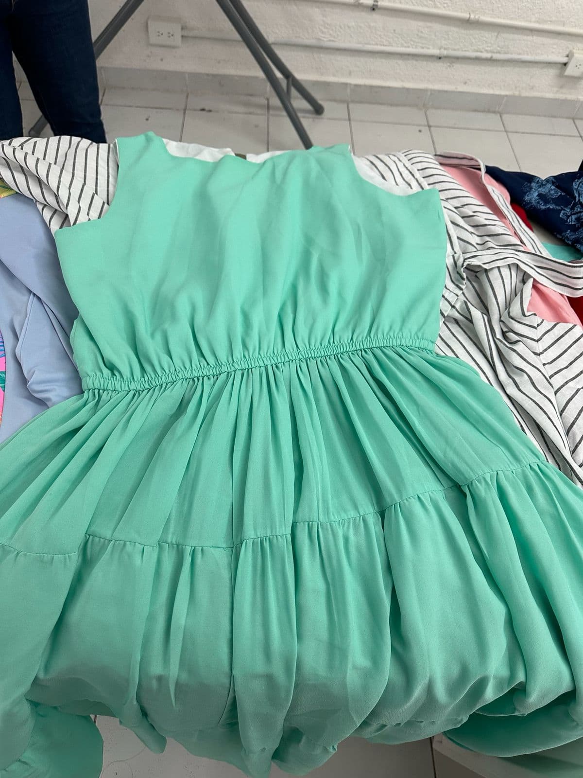 Vestido verde menta con olán amplio